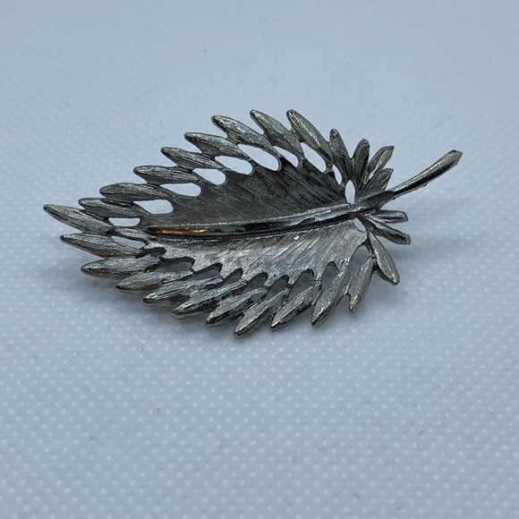 Silver Tone Leaf Brooch - Picture 6 of 6